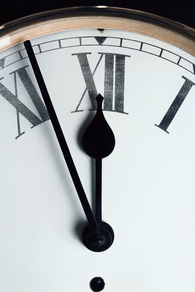 Mantel clock 34877523 684x1024