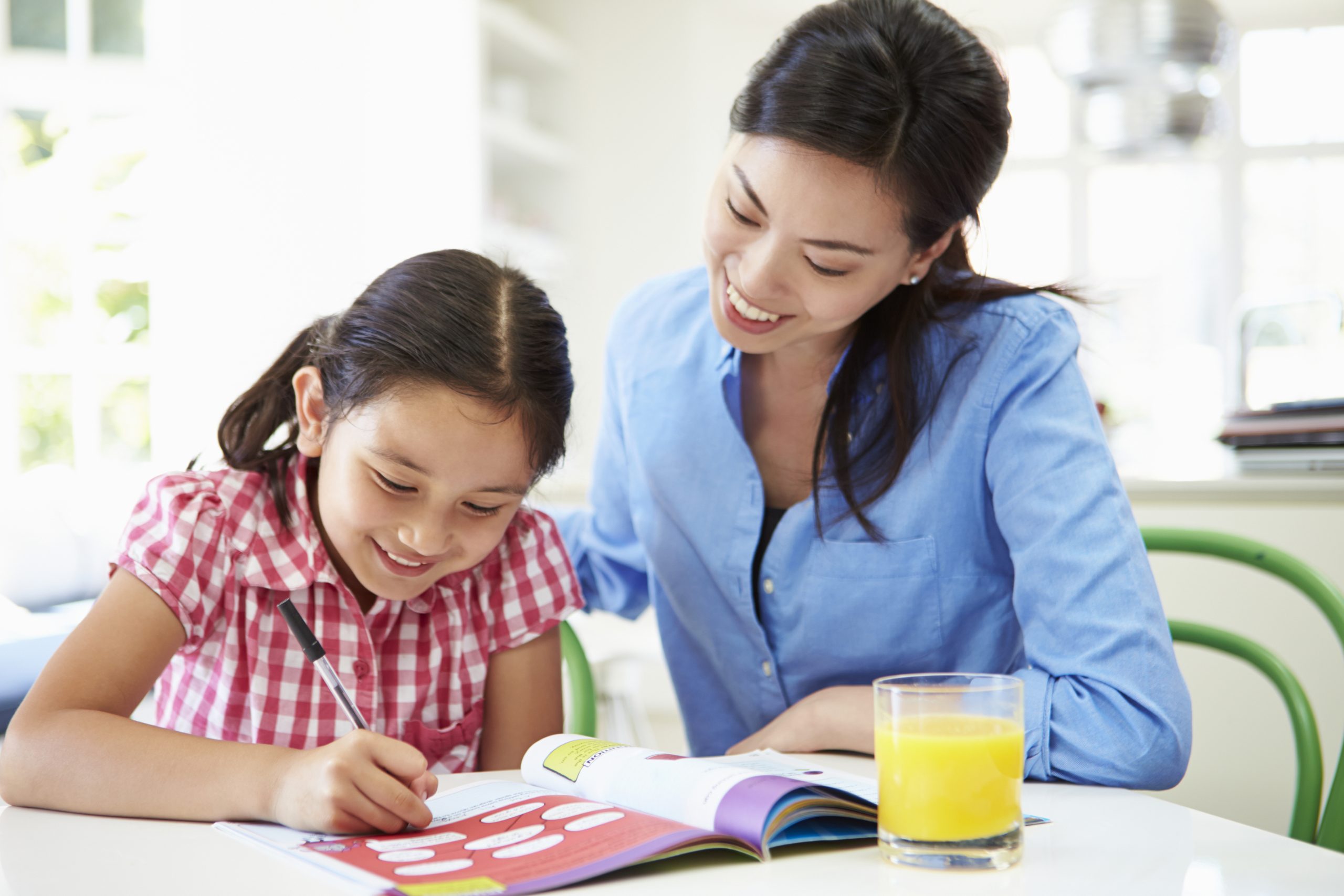 Help your mother. A child helping with homework. Children homework. Студентка учится дома мама помогает. Help with homework.